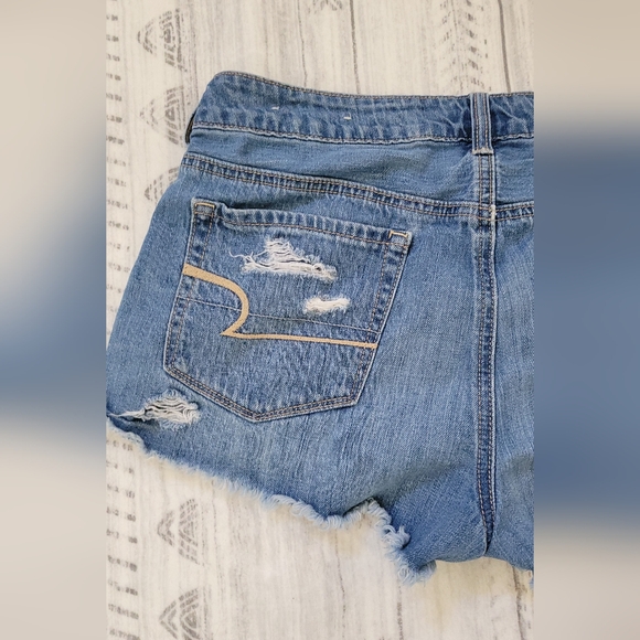 American Eagle Tomgirl distressed shortie jean shorts Size 10 - Picture 6 of 16